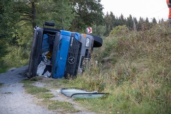 Lkw kippt auf S 267 um - Fahrer tot - 