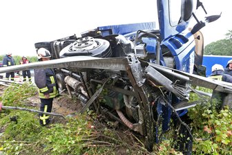 Lkw kippt in Leitplanke: Zwei Verletzte bei Unfall auf A4 - Bei einem Unfall auf der A4 ist ein Passat mit einem Lkw kollidiert, der daraufhin in die Leitplanke kippte.