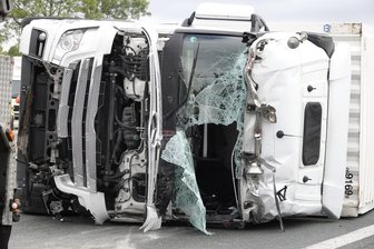 Lkw kippt um: Langer Stau auf A4 bei Hainichen - Auf der A4 bei Hainichen ist ein Lkw umgekippt. 