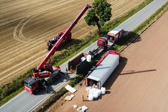 Lkw kippt um und verliert Ladung: Straße zwischen Hartenstein und Lichtenstein gesperrt - Die Unfallstelle mit dem umgekippten Lkw bei Hartenstein während der Bergungsarbeiten.