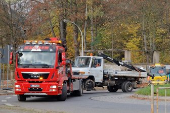 Lkw kippt um -