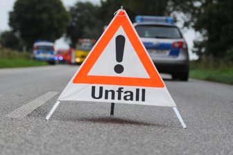 Lkw kollidiert im Erzgebirge mit Auto - 65-Jähriger verletzt - Nach einer Kollision in Schönheide ist ein 65-Jähriger verletzt.