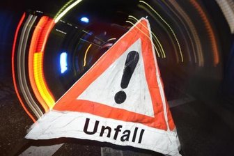 LKW kollidiert mit Auto - 