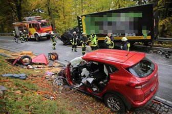 Lkw kollidiert mit Pkw - Eine Person schwer verletzt -