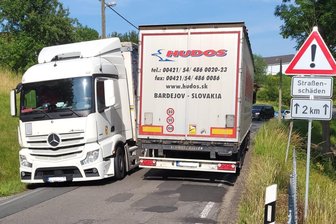 Lkw-Kolonnen durch Reinsberg und Dittmannsdorf - was die Bürgerinitiative jetzt dagegen unternimmt - Das ist eng: Wenn sich Lkw auf der S 195 durch Reinsberg und Dittmannsdorf begegnen, wird es eng.