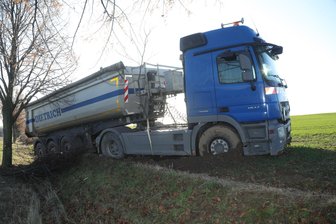 Lkw landet bei Leisnig im Graben: Fahrer tot -
