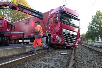 Lkw landet im Gleisbett -