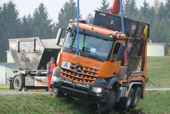 Lkw landet im Straßengraben - Feuerwehr muss Fahrzeug sichern -