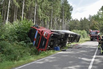 Lkw landet im Straßengraben - 