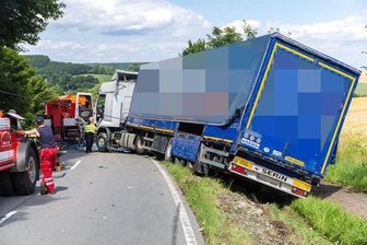 Lkw landet in Graben -