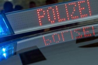 LKW macht sich Selbstständig und verursacht hohen Sachschaden - Am vergangenem Donnerstagvormittag der Mercedes-LKW mit Hebebühne, eines 57-jährigen an der Kirchgasse in Lichtenstein selbstständig gemacht.