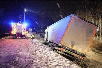 Lkw mit Anhänger bei Hartenstein umgekippt -  Ein 36-Jähriger, der mit einer Mercedes-Sattelzugmaschine samt Anhänger auf der K 9309 von Wildbach Richtung Hartenstein unterwegs war, kam vor dem Ortsteingang Hartenstein in einer Linkskurve nach rechts von der Fahrbahn ab. Foto: Niko Mutschmann