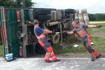 Lkw mit Betonteilen umgekippt - Fahrer unverletzt -