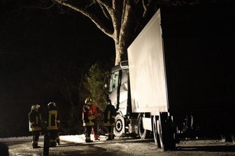 Lkw prallt bei Gahlenz frontal an Baum - 