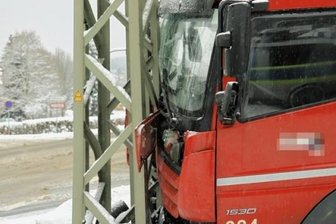 Lkw prallt gegen Strommast - Gegen einen Strommast und eine Ampel ist ein Lkw in Lößnitz geprallt, nachdem er auf glatter Straße ins Rutschen kam.