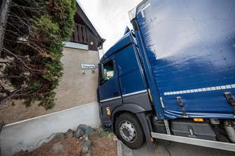Lkw prallt in Plauen gegen Hauswand - Ein Lkw prallte am Mittwochnachmittag am Burgweg in Plauen gegen eine Hauswand.