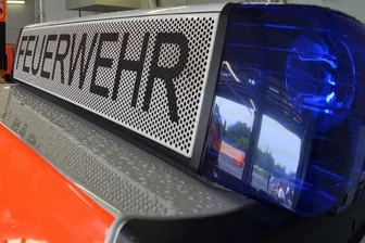 Lkw qualmt: Feuerwehreinsatz auf der B 174 -