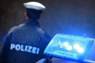 Lkw reißt Telefonleitung herunter und beschädigt Brücke - Ein Lkw-Fahrer (33) hat am Mittwoch in Lichtenberg und Weißenborn einigen Schaden angerichtet.
