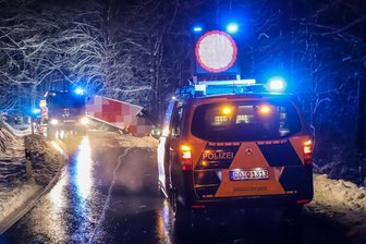 Lkw rutscht bei Hartenstein Abhang hinunter - 