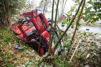 Lkw rutscht in den Graben - Fahrer schwer verletzt - 