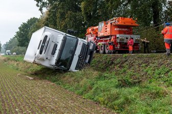 Lkw rutscht in Langenleuba in Straßengraben - Straße voll gesperrt -