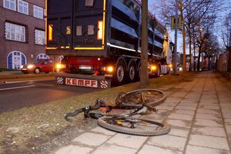 Lkw schiebt Radfahrer in Chemnitz vor sich her: 16-Jähriger schwer verletzt - Ein Radfahrer und ein Lkw kollidierten auf der Dresdner Straße.