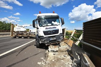 Lkw schleudert auf A4 bei Glauchau gegen Geländer - Standstreifen noch gesperrt -