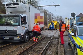 Lkw strandet in Plauen im Gleisbett - Straßenbahnstrecke zwei Stunden lang blockiert - Ein Lkw ist an der Straßenbahnhaltestelle Suttenwiese in Reusa ins Gleisbett geraten.