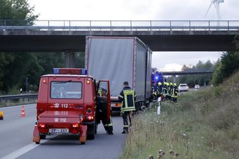 Lkw-Turbo auf B 174 explodiert - Auf der B 174 bei Gornau ist am Montagabend der Turbo eines Lkw explodiert. Die Straße wurde teilweise gesperrt.