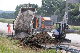 Lkw umgekippt - A4 bei Glauchau für mehrere Stunden voll gesperrt - Die Arbeiten an der Unfallstelle zogen sich über Stunden hin.