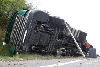 Lkw umgekippt - B93 für mehrere Stunden gesperrt -
