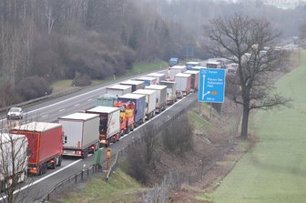 Lkw umgekippt: XXL-Stau auf A72 bei Plauen - Auf der A 72 zwischen den Anschlussstellen Plauen-Ost und Treuen in Richtung Leipzig ist am Mittwoch ein Lkw umgekippt. Dadurch bildete sich Stau.