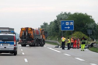 Lkw- und Autofahrer wegen fahrlässiger Tötung angeklagt - Rückblick: Polizei sichert Ende Juni diesen Jahres eine Unfallstelle auf der Autobahn 4 bei Hainichen.