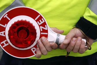 Lkw- und Bus-Kontrollen: Polizei stellt 15 Verstöße fest - 