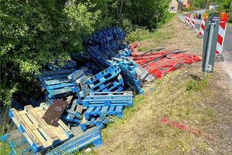 Lkw-Unfall an B 169 in Dittersbach: Polizei muss Fahrer noch befragen - Hunderte Paletten lagen am Dienstagnachmittag noch an der Unfallstelle an der B 169 bei Dittersbach. Ein am Pfingstsonntag umgekippter Lkw hatte sie verloren.