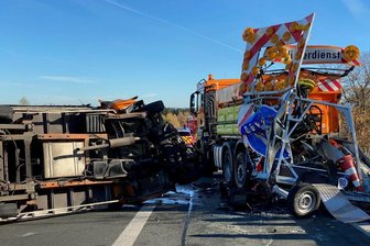 Lkw-Unfall auf A 72: Mann schwer verletzt - Auf der A 72 Richtung Chemnitz zwischen Reichenbach und Zwickau ist es am Freitagvormittag zu einem schweren Unfall gekommen.