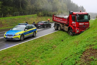 Lkw-Unfall auf Autobahnzubringer im Erzgebirge – Fahrer hat Glück im Unglück - Ein Lastwagen ist am Montag vom Autobahnzubringer Aue abgekommen.
