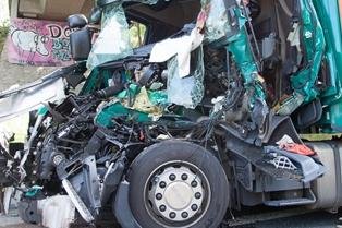 Lkw-Unfall auf B93: Fahrer eingeklemmt und schwer verletzt - 