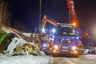 Lkw-Unfall auf der A 4 bei Glauchau: Bergungsarbeiten dauerten die ganze Nacht - Die Ladung des Lkw – Granulat – musste mit einem Bagger geborgen werden.