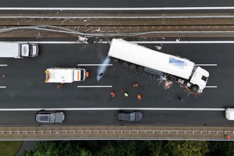 Lkw-Unfall auf der Autobahnbrücke: Zwölf Stunden Sperrung der A 4 Richtung Dresden und Verkehrschaos rund um Hainichen - Blick von oben auf die Unfallstelle, die A 4 war insgesamt zwölf Stunden gesperrt.