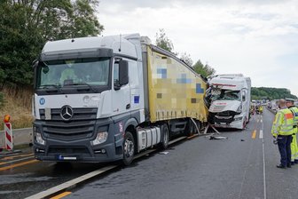 Lkw-Unfall bei Wilsdruff sorgt für Behinderungen auf A 4 - Zwei Lkws sind am Mittwochnachmittag auf der A 4 in Höhe der Anschlussstelle Wilsdruff kollidiert.