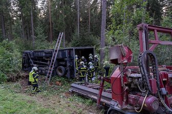 Lkw-Unfall im Trinkwasserschutzgebiet: Fahrer schwer verletzt - Bei einem Unfall in der Nähe von Auerbach ist ein 45-jähriger Lkw-Fahrer am Dienstagabend schwer verletzt worden. 