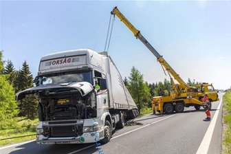 Lkw-Unfall verursacht Stau an der Grenze zu Tschechien - Straße versperrt durch Lkw-Unfall