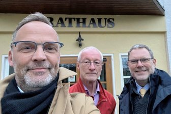 Lkw-Verbot durch Reinsberg und Dittmannsdorf gefordert - Landrat Dirk Neubauer (parteilos, von links) hat sich in Reinsberg mit Volker Hönig von der Bürgerinitiative und Bürgermeister Markus Buschkühl (parteilos) getroffen. 