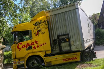 Lkw verkeilt sich: Straße über 12 Stunden gesperrt -