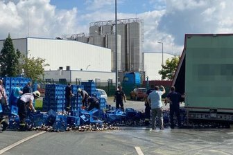 Lkw verliert 16 Paletten Bier - 