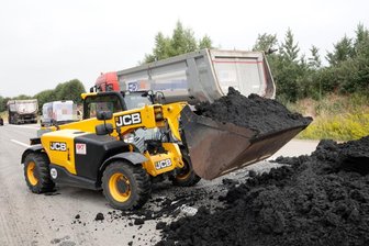 Lkw verliert Klärschlamm auf A72 - elf Autos verunglückt - 
