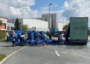 Lkw verliert Ladung: 640 Flaschen Bier gehen im Vogtland zu Bruch - Ein Bierlaster ist am Mittwochmittag in Neuensalz verunglückt. 
