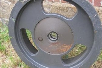 Lkw verliert Ladung, Pkw kollidiert damit - Dieses Teil hat der Lkw verloren.