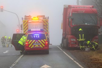 Lkw verliert Öl nach Motorschaden: Feuerwehr St. Egidien im Einsatz - Nachdem ein Lkw Öl verloren hatte, war die Feuerwehr „An der Katze“ im Einsatz.
